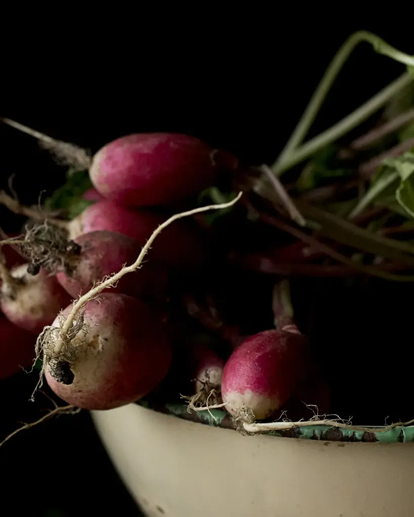 Radishes with their tops in a bowl